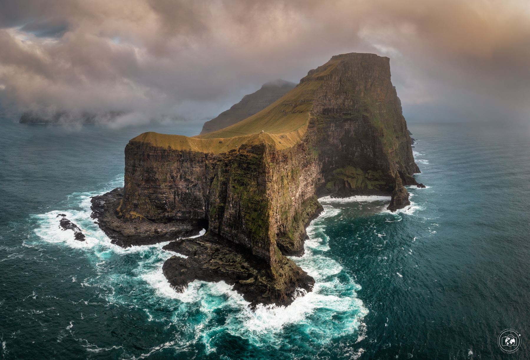 Isole Fær Øer: il profilo dell'isola di Kalsoy in preda alle onde dell'oceano - © Stefano Tiozzo