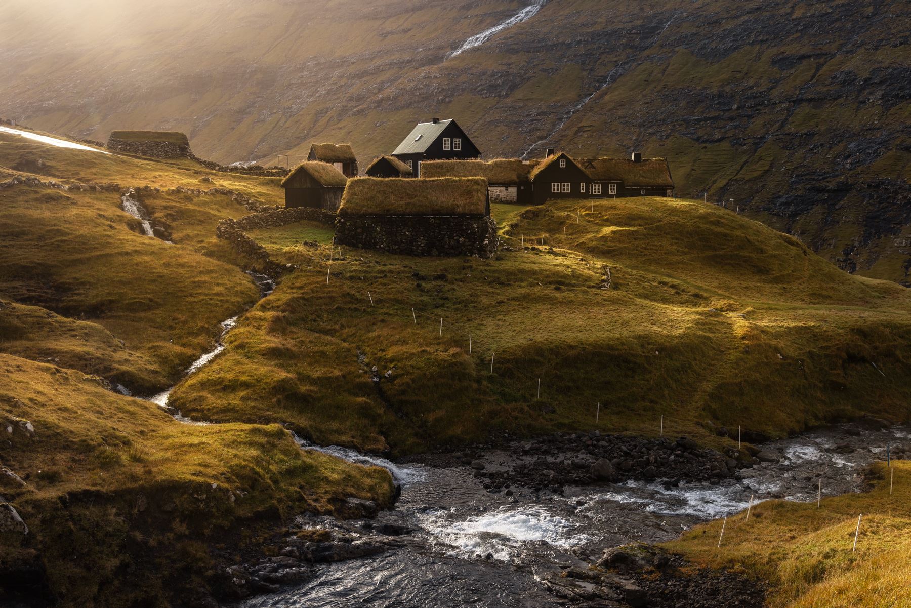 Isole Fær Øer: le antiche case col tetto di torba di Saksun - © Stefano Tiozzo