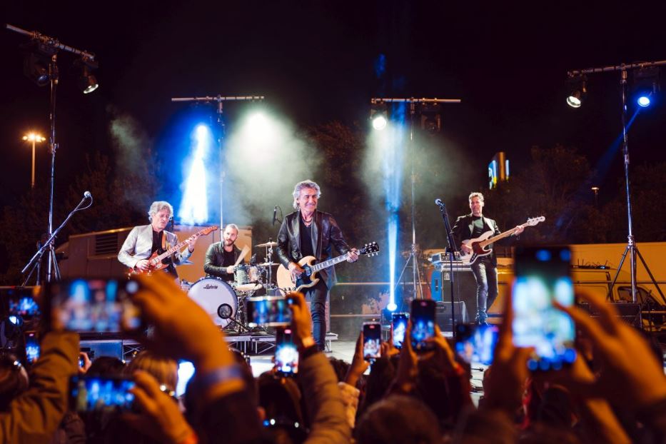 Ligabue durante l'esibizione nel piazzale dell'Autogrill di Fiorenzuola d'Arda, poco prima di annunciare la data di Campovolo