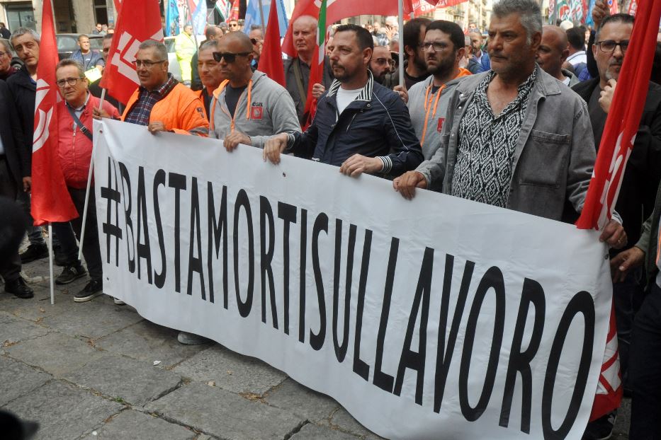 La protesta dei lavoratori dopo la strage di Casteldaccia