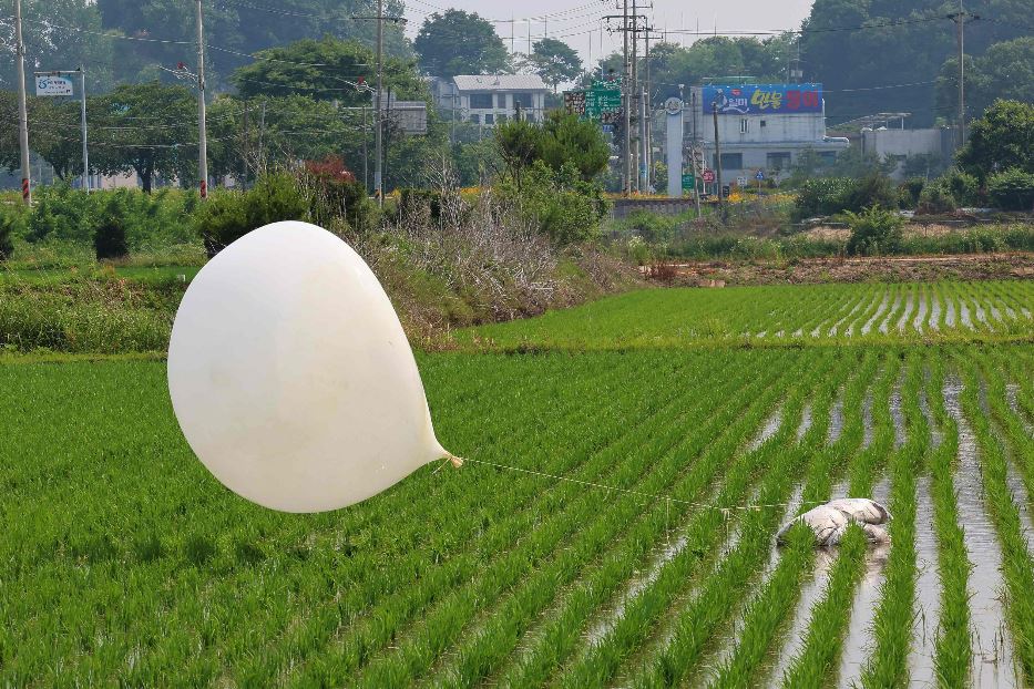 Uno dei palloni carichi di rifiuti caduti nel territorio sudcoreano