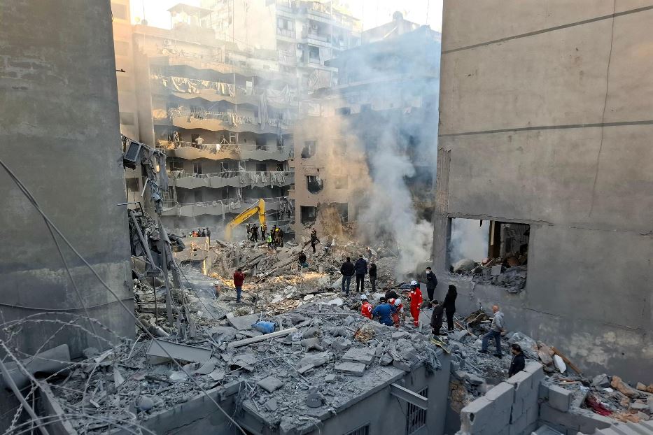 Le macerie dell'edificio di otto piani distrutto nel quartiere centrale di Basta a Beirut