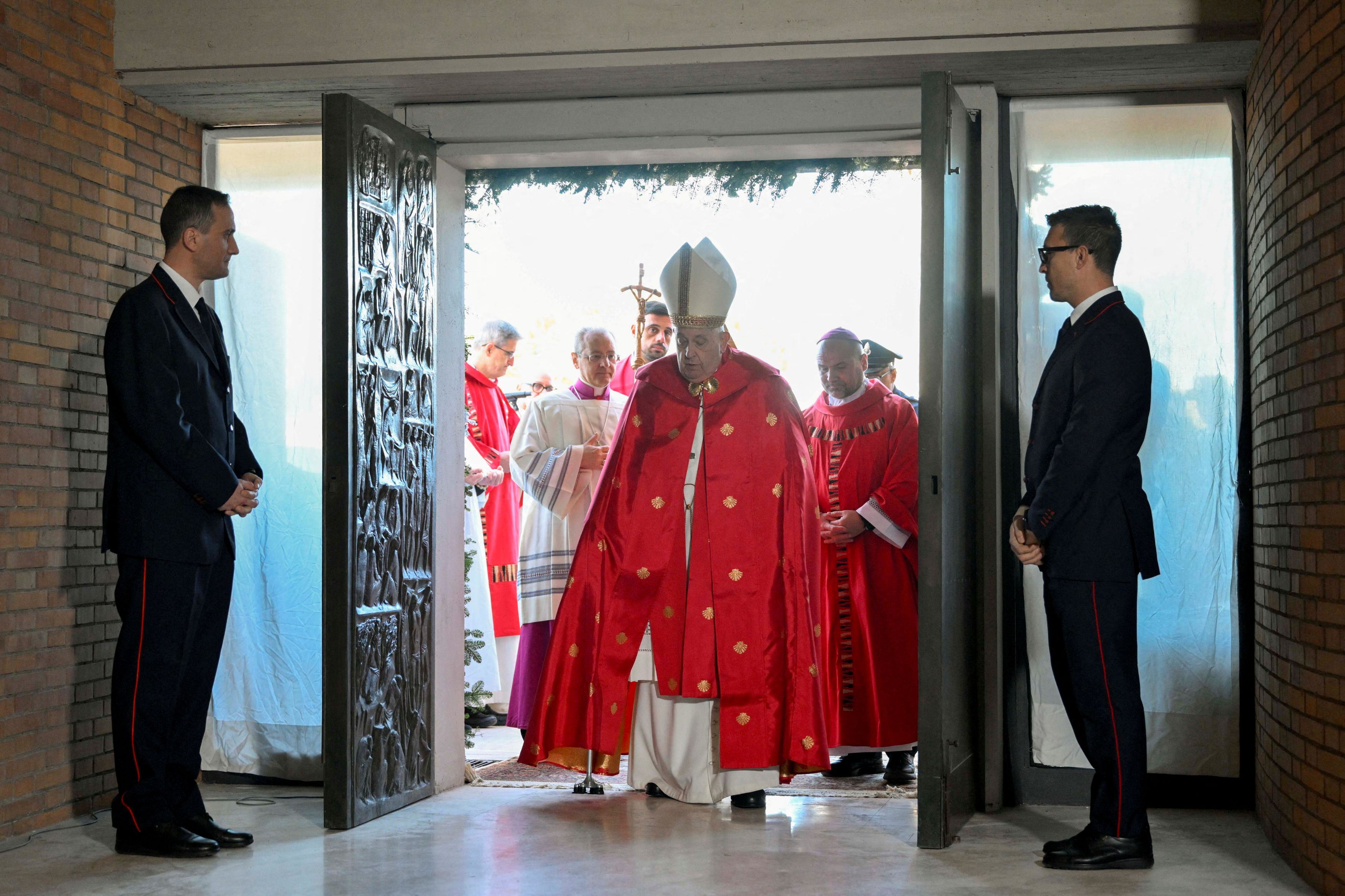 Il Papa ha aperto la Porta Santa nel carcere di Rebibbia