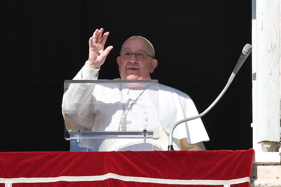 Papa Francesco saluta i fedeli presenti all'Angelus di ieri