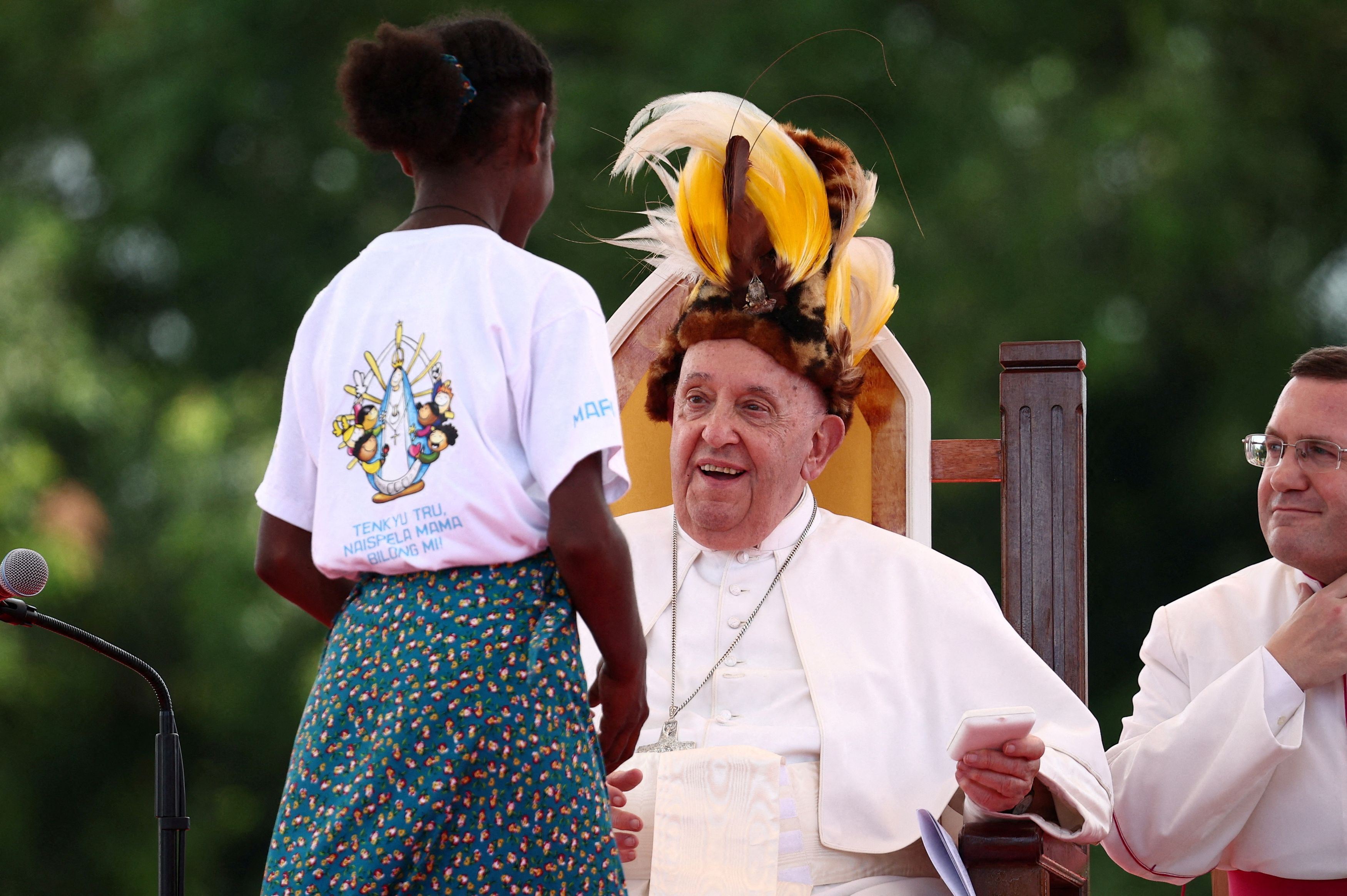 Il Papa veste un copricapo indigeno donatogli a Vanimo