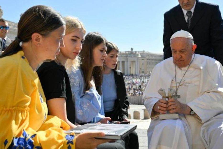 Madri e mogli dei prigionieri ucraini dal Papa. «Tornino da noi dalla Russia»