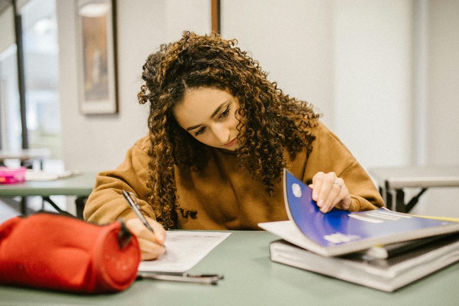 Una studentessa sui banchi