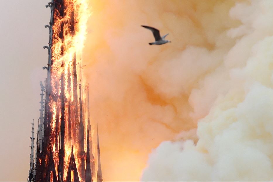 15 aprile 2019: improvviso, quel fumo tra le guglie di Notre-Dame