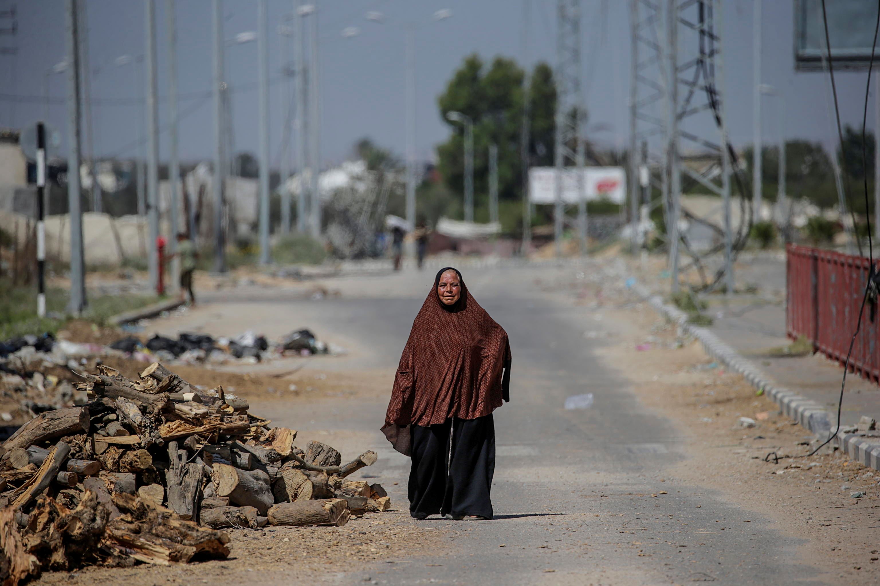 Una anziana profuga palestinese in fuga da Gaza