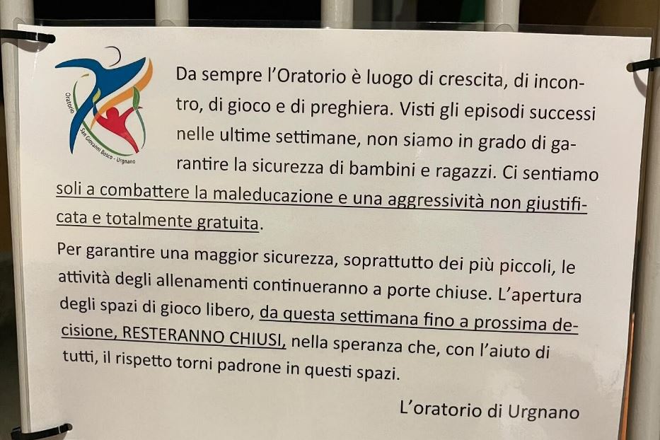 Il cartello esposto da don Davide Milani nel suo oratorio