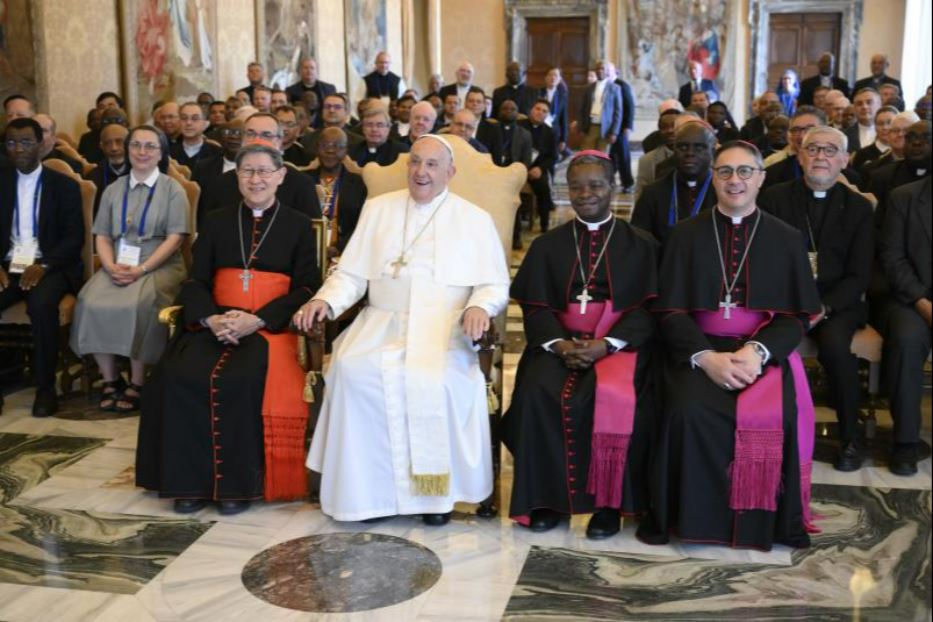 Papa Francesco riceve in udienza le Pontificie Opere Missionarie. Alla sua destra il cardinale Tagle, alla sua sinistra gli arcivescovi Nwachukwu e Nappa, segretario e segretario aggiunto del Dicastero per l'Evangelizzazione