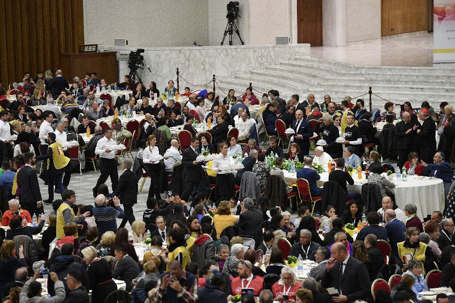 Giornata mondiale dei poveri: il Papa a pranzo con i bisognosi