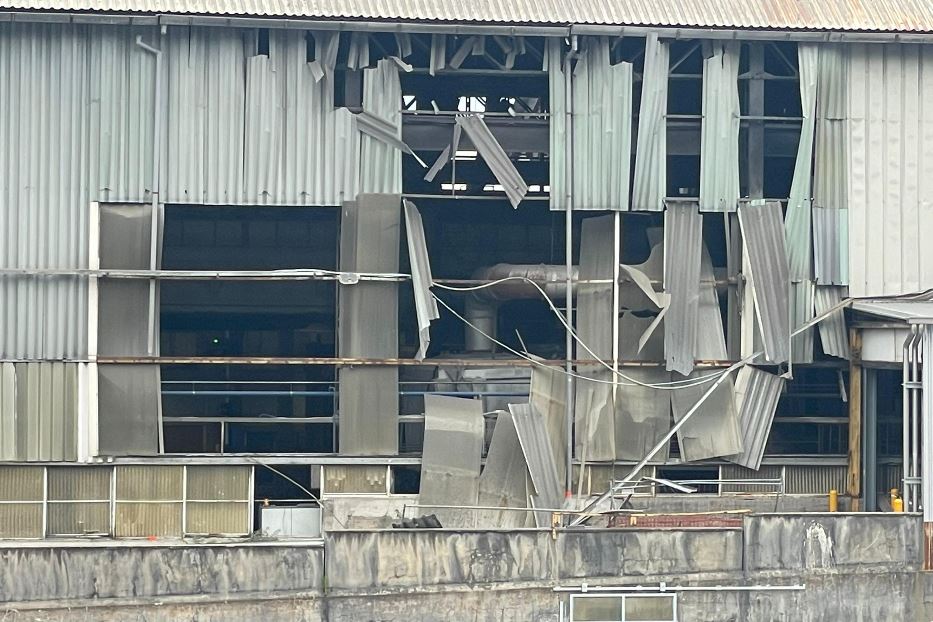 Lo squarcio provocato dall'esplosione alla Aluminium di Bolzano