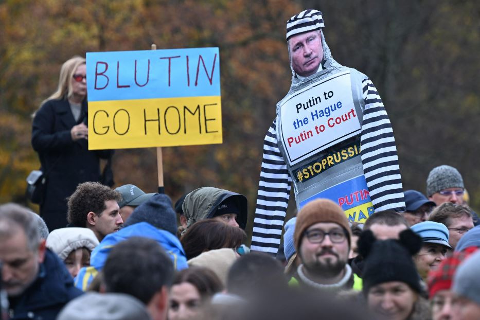 Una manifestazione contro l'invasione russa dell'Ucraina a Berlino