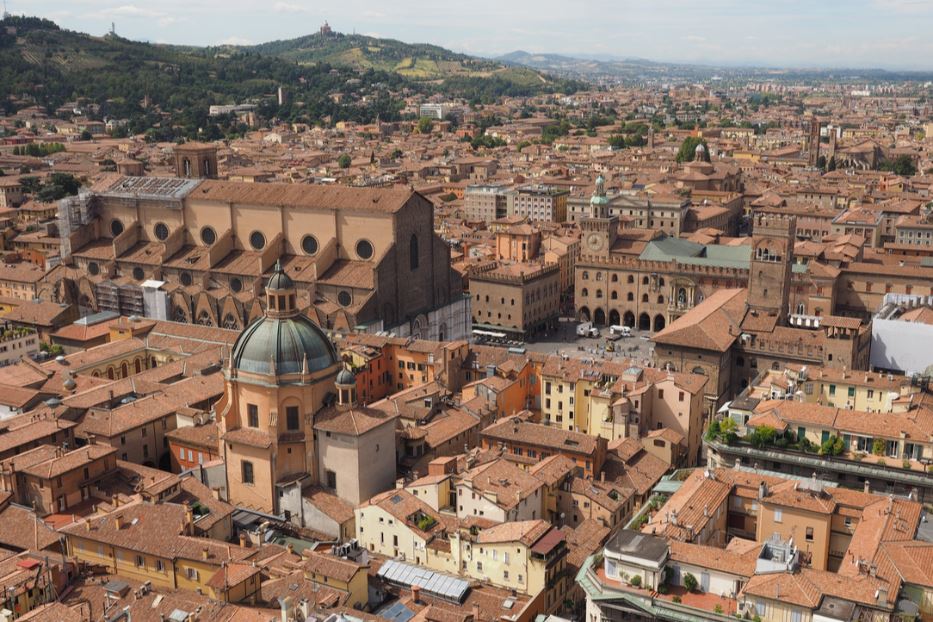 Una panoramica di Bologna, con Piazza Maggiore e la Basilica di San Petronio