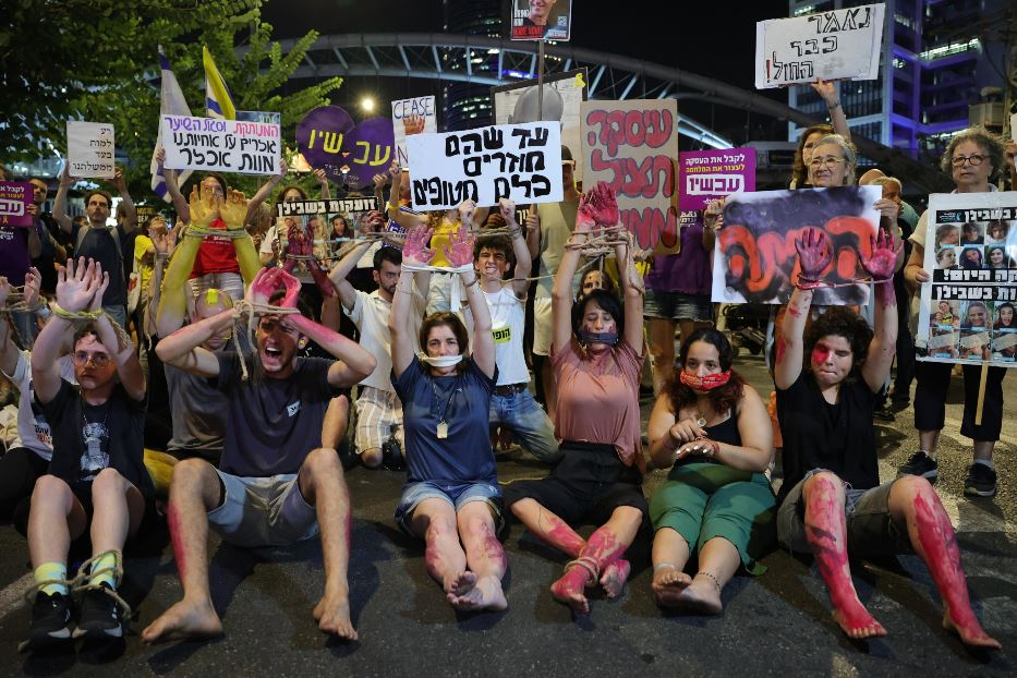 Una manifestazione per il cessate il fuoco a Tel Aviv