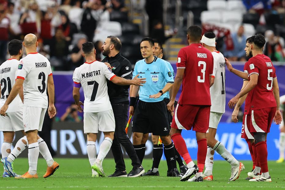 I calciatori della Palestina (in maglia bianca) al termine della partita