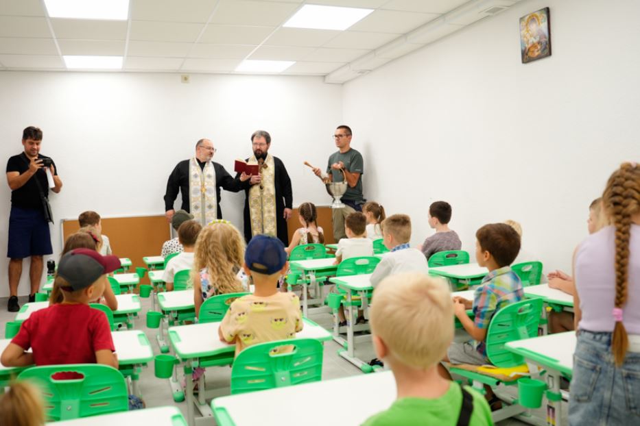 Il vescovo Maksym Ryabukha all'inaugurazione della scuola sotterraneo ospitata sotto la parrocchia di Zaporizhzhia