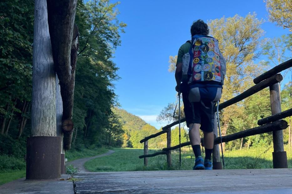 Lavorare, camminando: lo “Smart walking” di Davide sulla Via delle sorelle