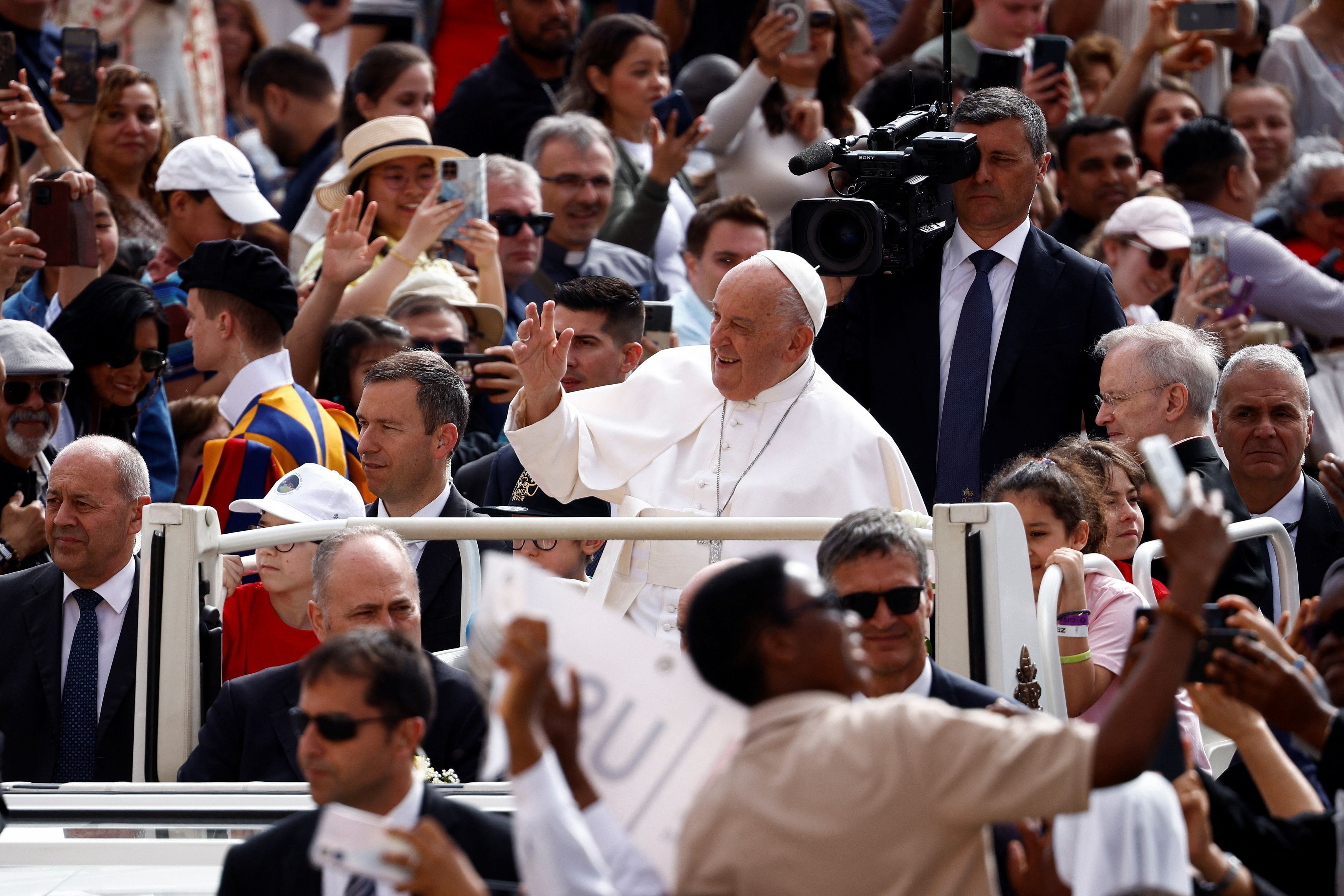 Il Papa saluta i fedeli in piazza San Pietro per l'udienza generale