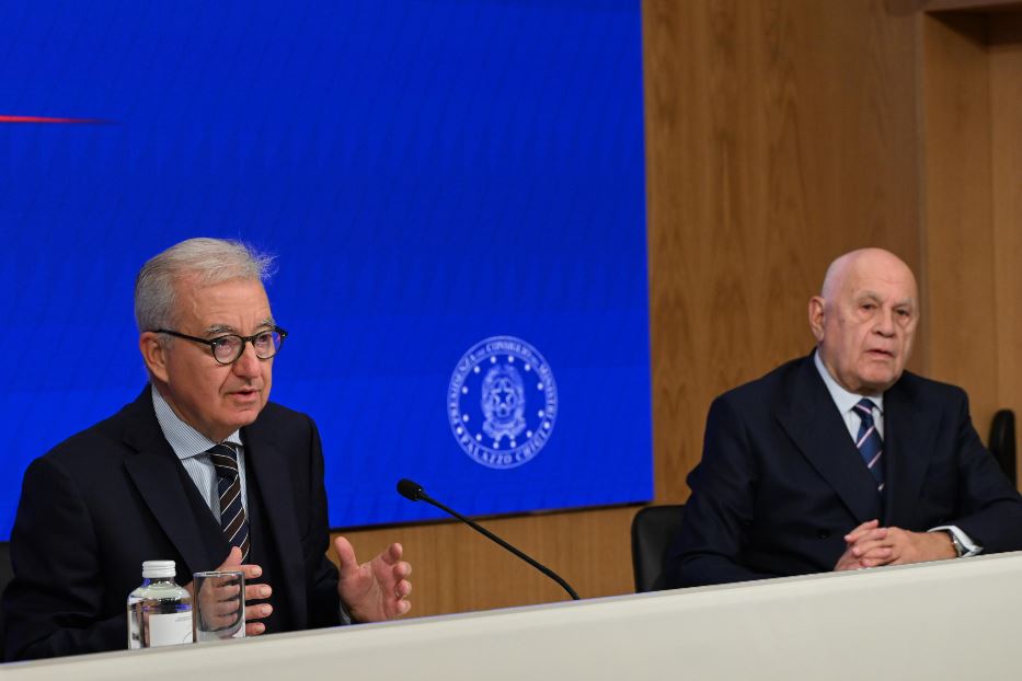 Il sottosegretario alla presidenza del Consiglio, Alfredo Mantovano, e il ministro della Giustizia, Carlo Nordio, in conferenza stampa dopo il Cdm