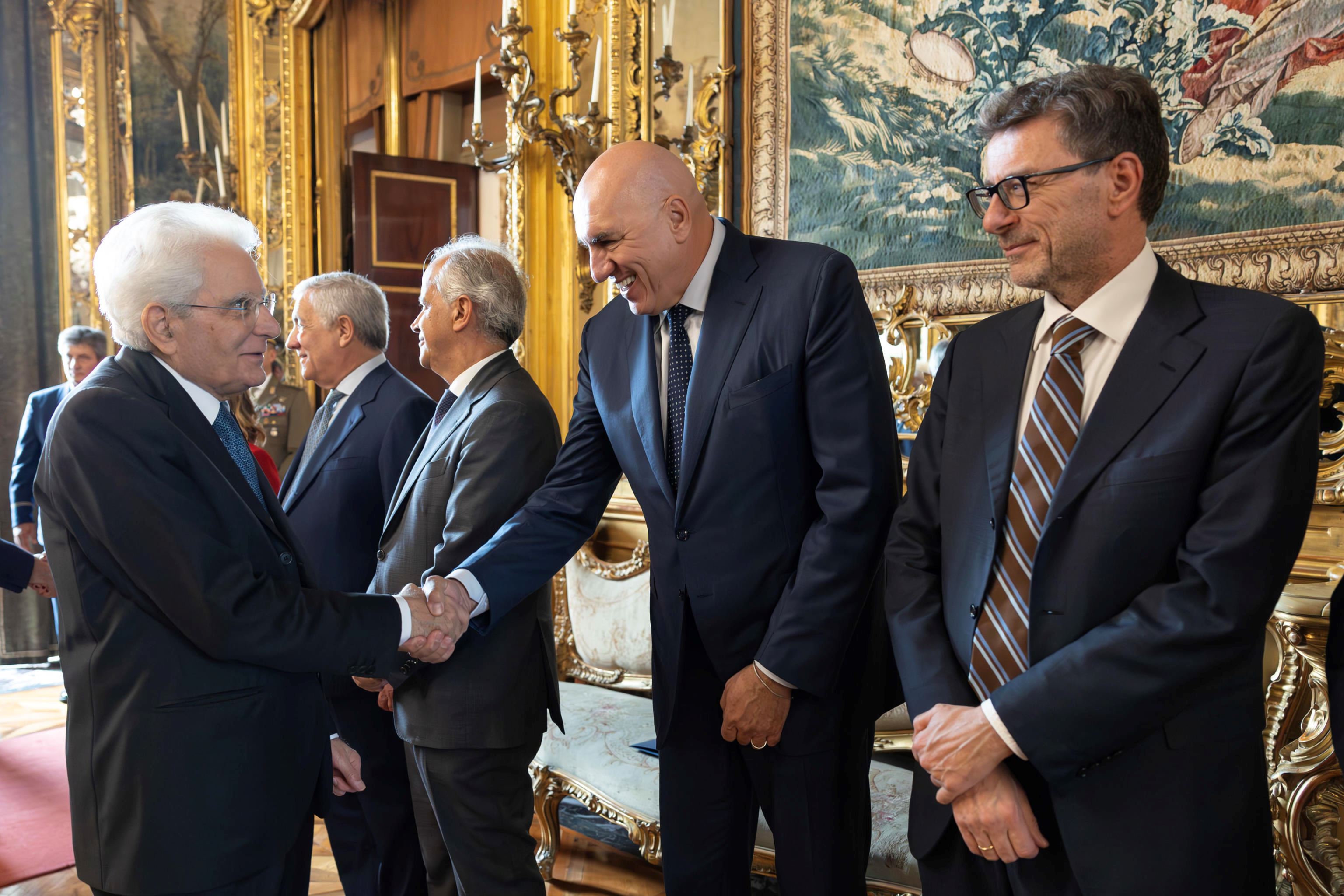 Il ministro dell'Economia, Giancarlo Giorgetti (a destra), salito al Quirinale col resto del governo per il pranzo con il presidente Sergio Mattarella