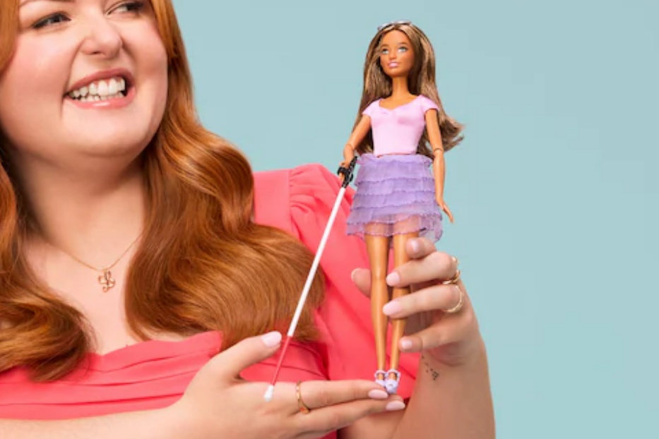Barbie non vedente presentata dalla testimonial non vedente Lucy Edwards scelta dalla Mattel