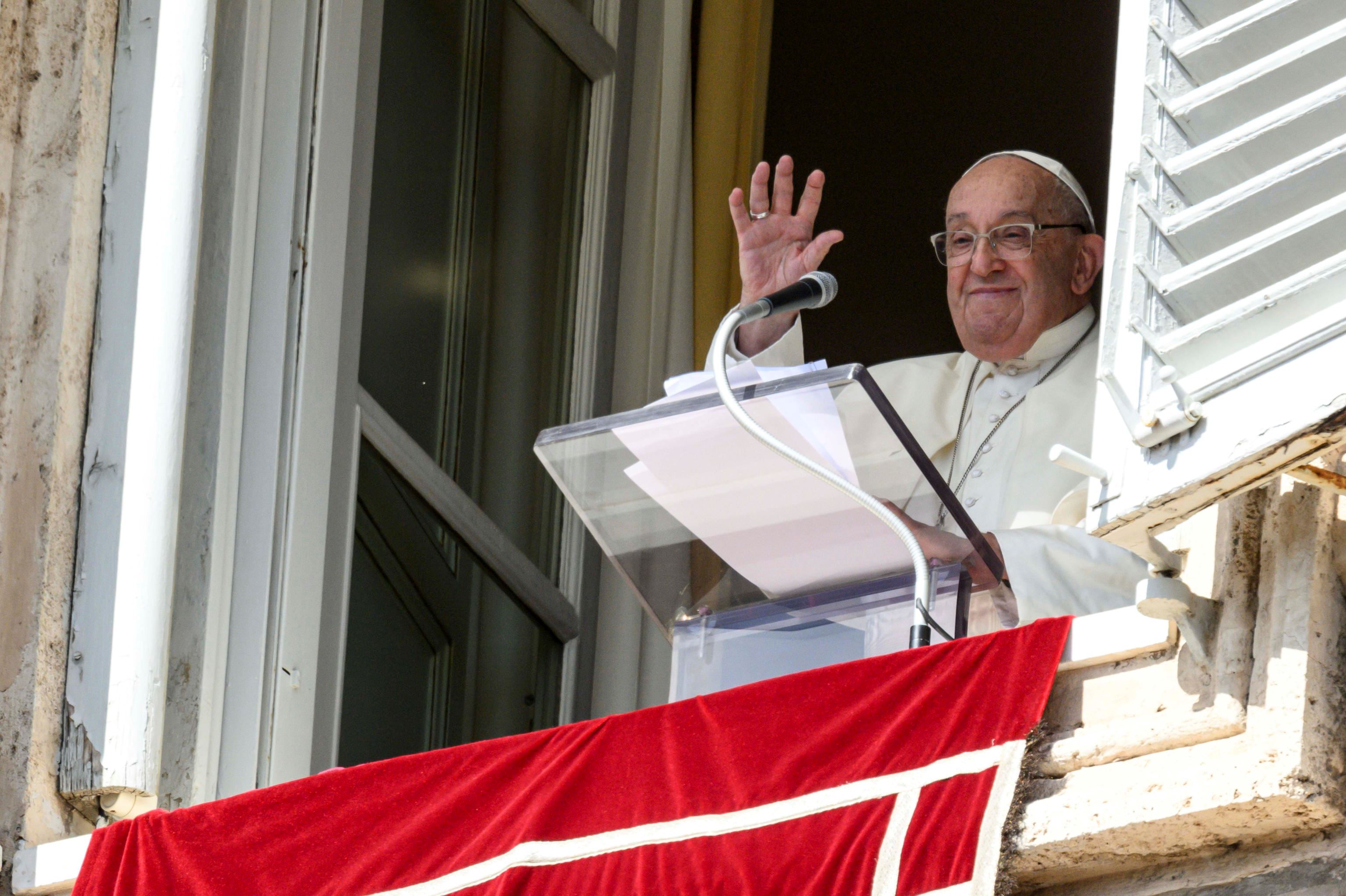 Il Papa saluta i fedeli al momento dell'Angelus