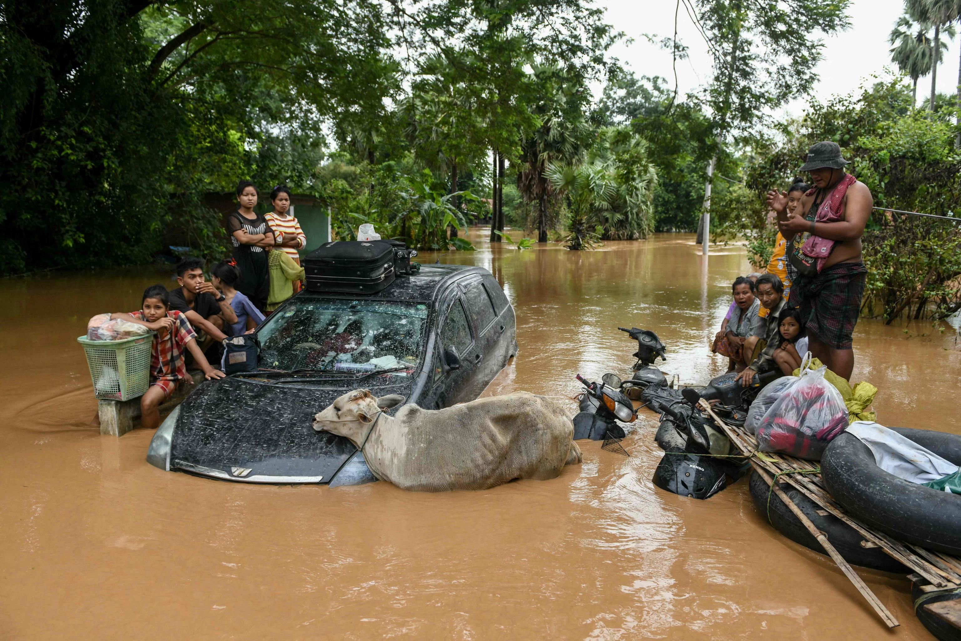 Le persone colpite dall'alluvione aspettano l'arrivo di una barca di salvataggio a Taungoo, nella regione di Bago, in Myanmar