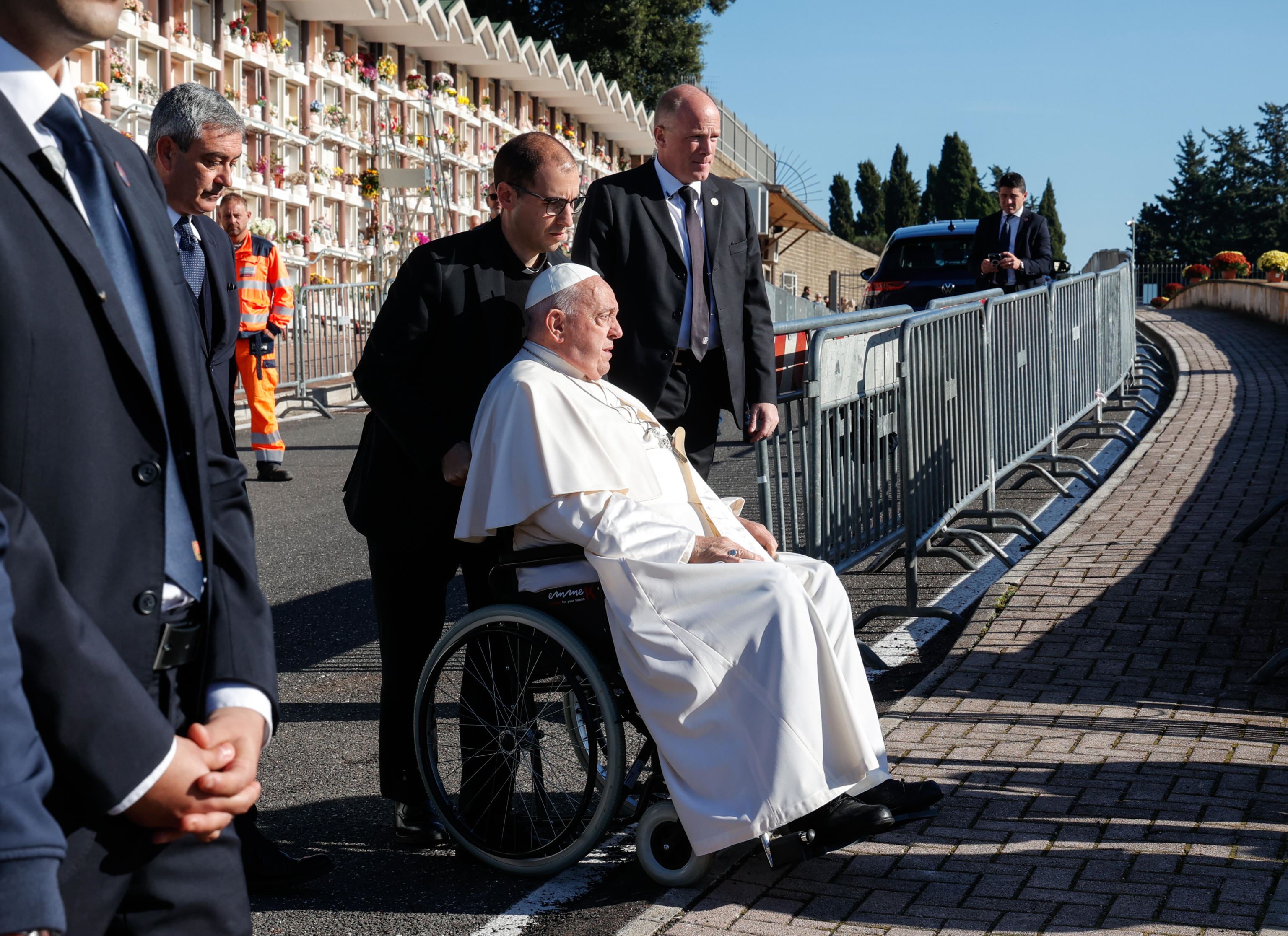 Il Papa al suo arrivo al Cimitero Laurentino di Roma dove ha celebrato la Messa per i defunti