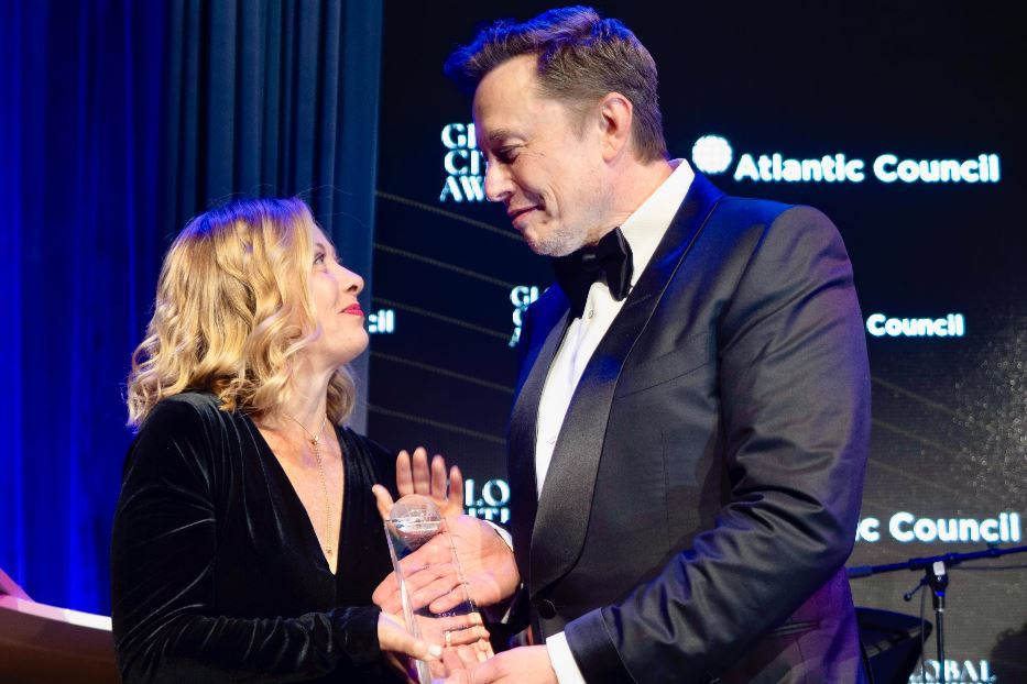 Elon Musk premia Giorgia Meloni