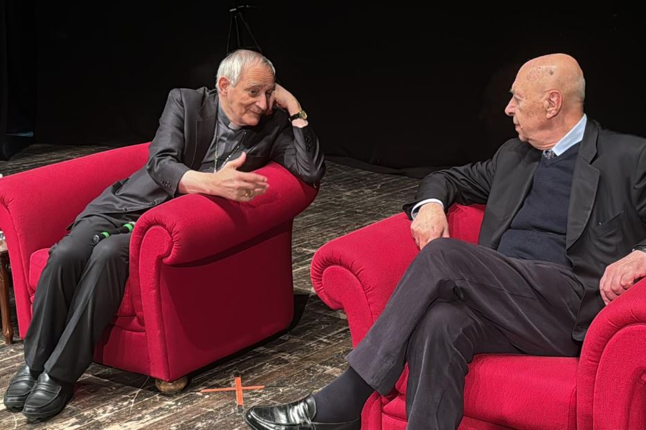 Il cardinale Matteo Zuppi dialoga con Paolo Mieli al teatro M.Caniglia di Sulmona