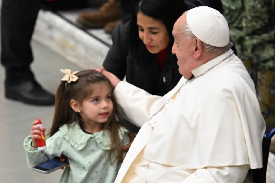 Papa Francesco tra la gente in aula Paolo VI, durante l'udienza generale di mercoledì 11 dicembre 2024