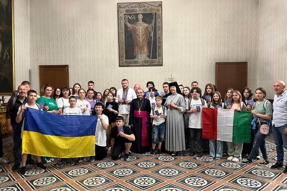 L’abbraccio dell’arcivescovo Delpini ai ragazzi ucraini: «Insieme per la pace»