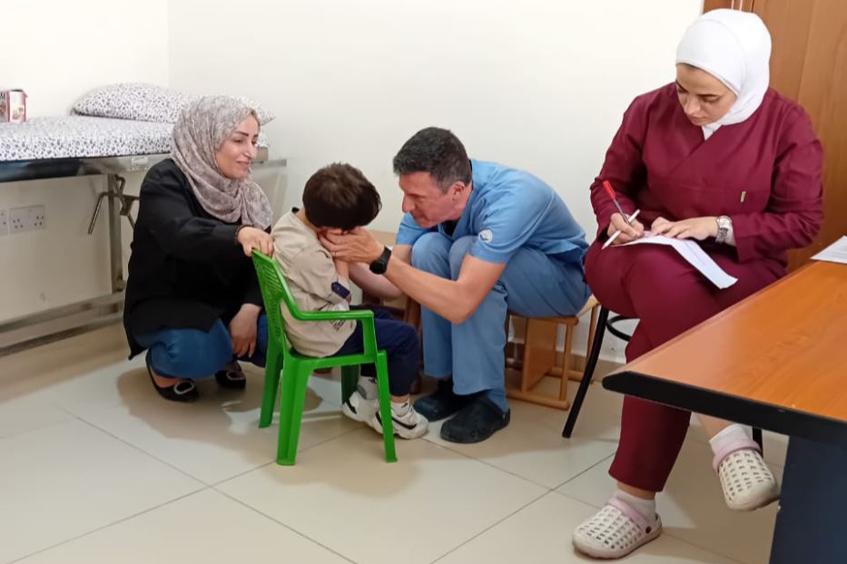 Medici in visita dei pazienti in Giordania