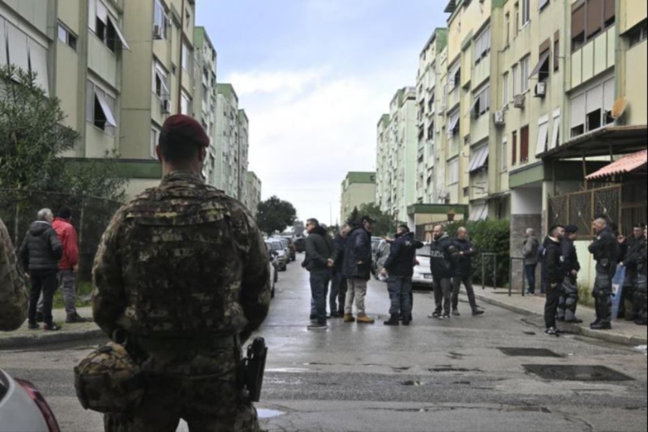 La bonifica di Caivano: 1.200 agenti e militari per sgomberare gli abusivi 