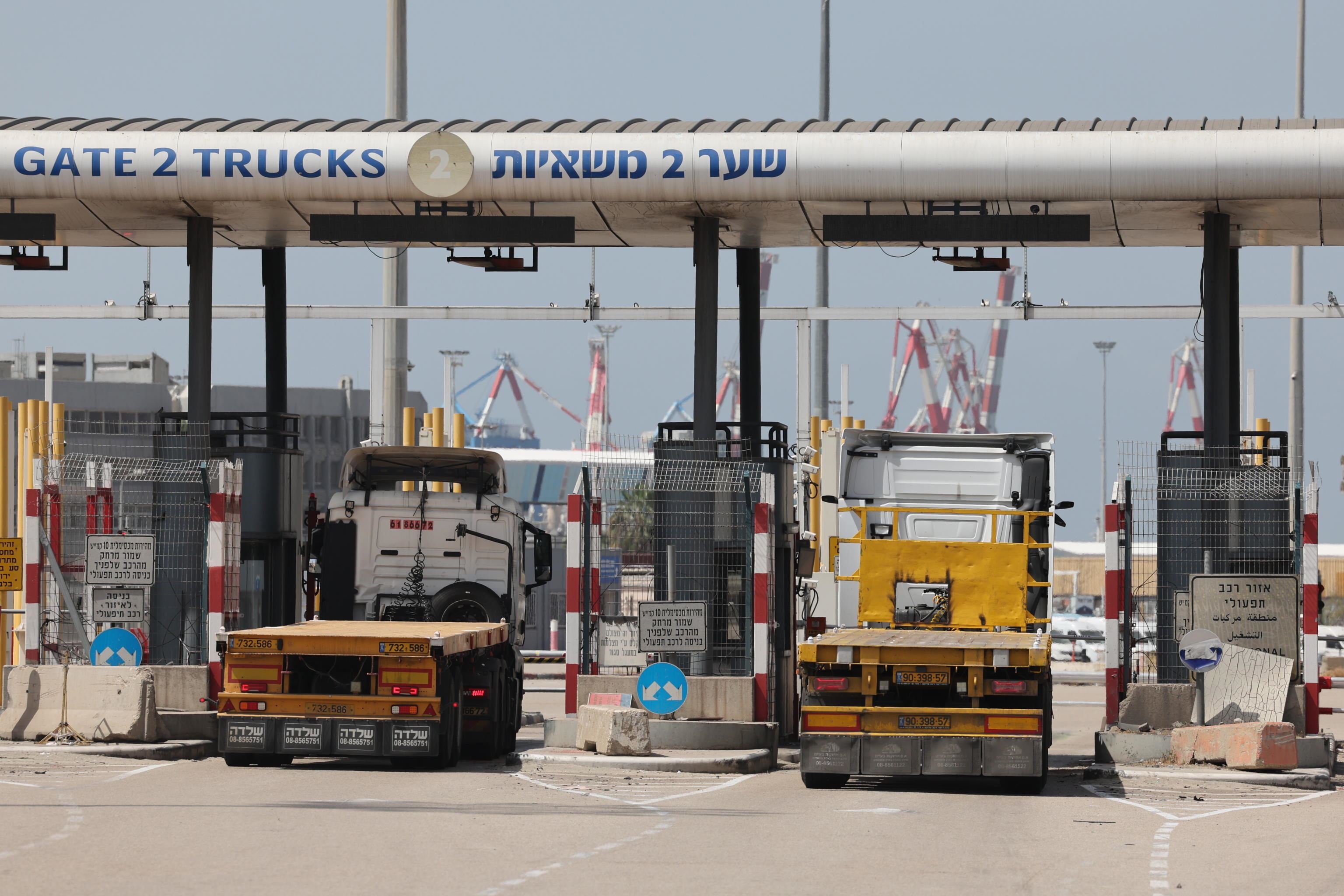 Camion ai cancelli d'ingresso del porto di Ashdod, nel sud di Israele