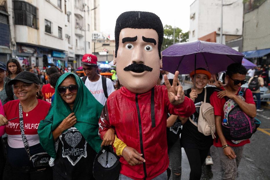 Sostenitori del presidente venezuelano Nicolás Maduro, in piazza a Caracas con la maschera del leader
