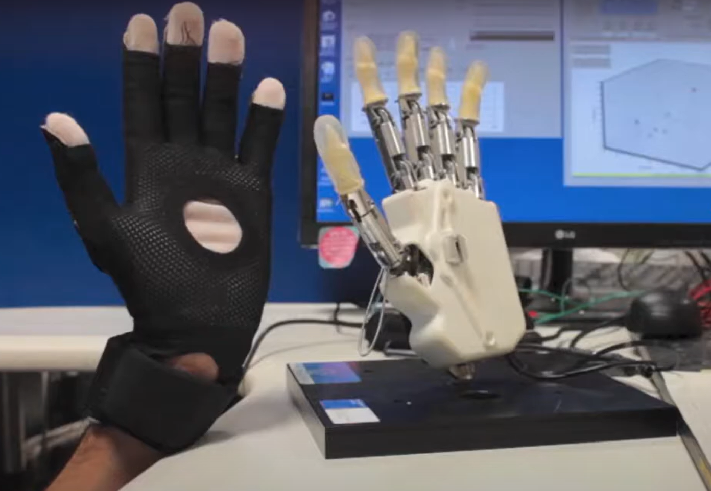 Funziona la prima mano robotica a controllo magnetico