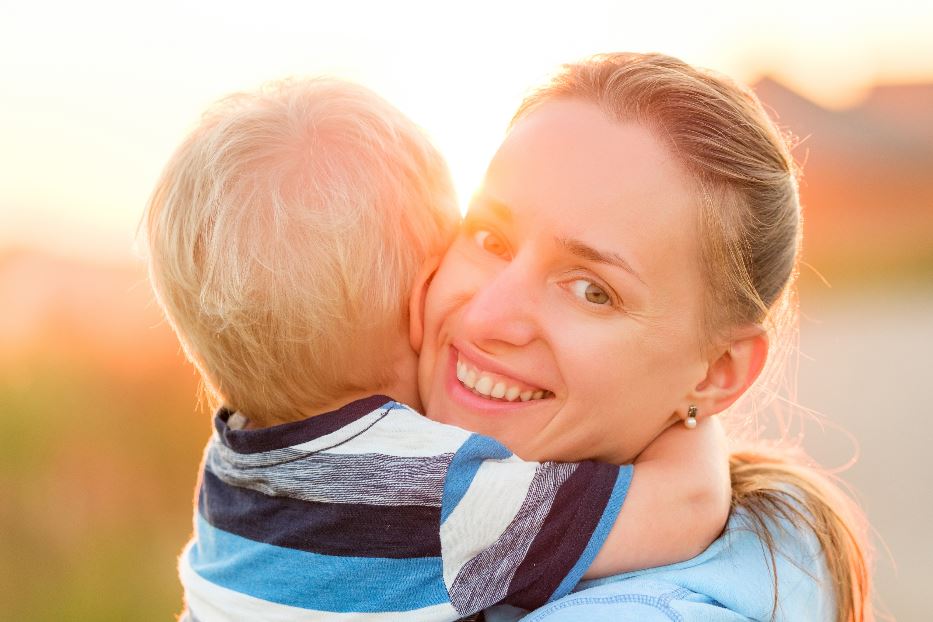 L'abbraccio di una madre è sempre un posto sicuro