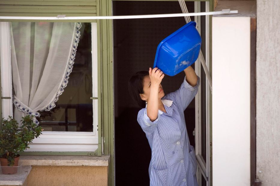 In calo i lavoratori domestici nel 2023, dopo le regolarizzazioni necessarie per farli lavorare durante i lockdown
