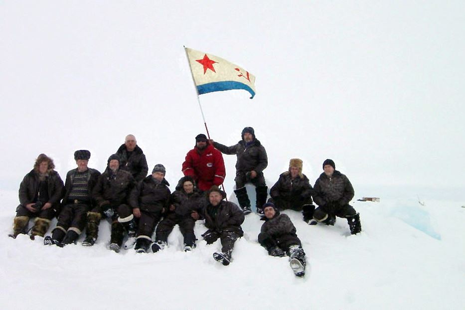 Scienziati russi posano per una foto nella base Severny Polyus-32, nel Polo Nord, in una immagine del 07 marzo 2004