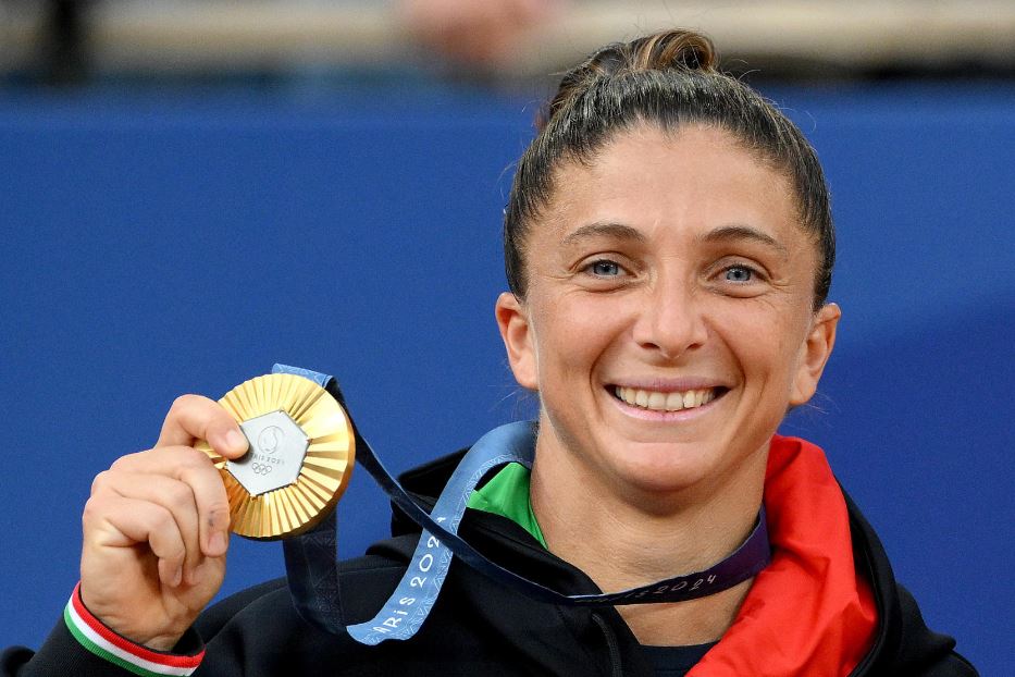 Sara Errani con la medaglia d'oro vinta nel doppio femminile di tennis