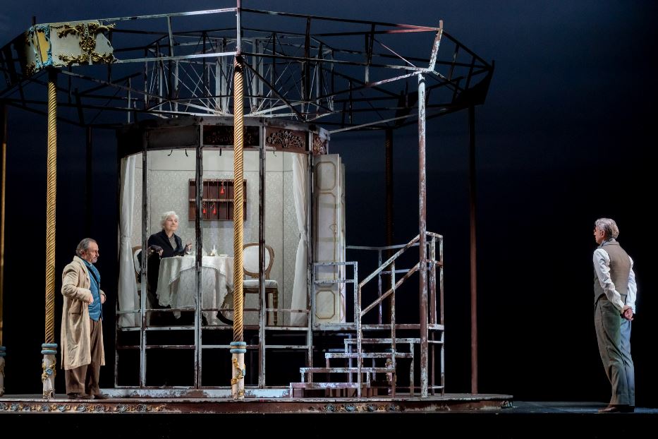 Una scena de "La Cripta dei Cappuccini" al Teatro Verdi di Gorizia con Natalino Balasso