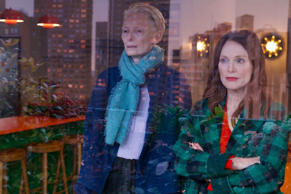 Le attrici Tilda Swinton e Julianne Moore protagoniste del film "The Room Next Door" di Pedro Almodovar