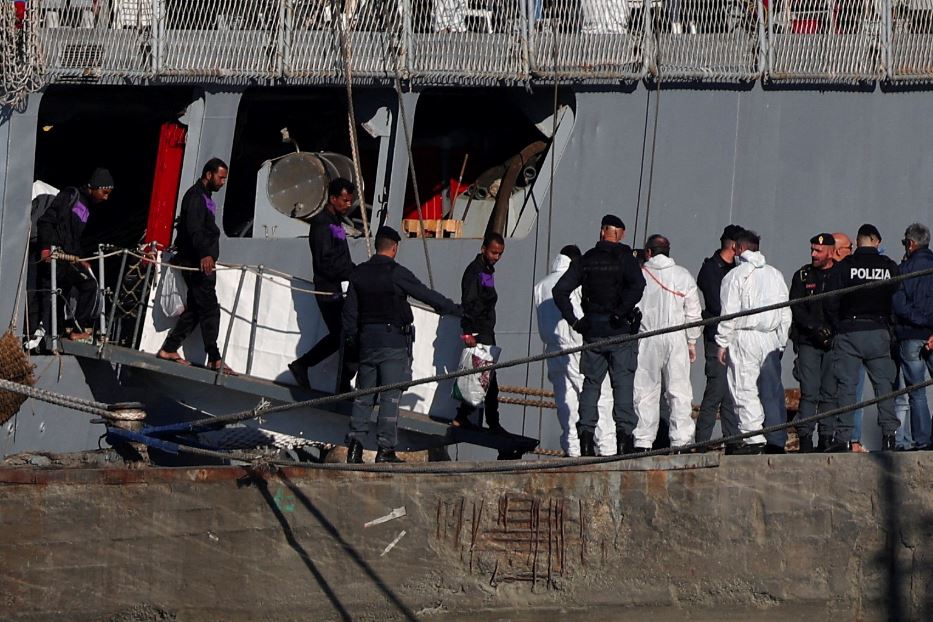 Un gruppo di migranti intercettati in acque internazionali attorno all'Italia mentre sbarca dalla nave della Marina Militare Italiana "Libra" a Shengjin, Albania, lo scorso 8 novembre