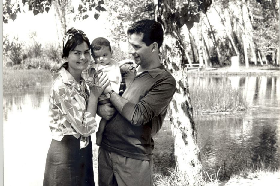 Un giovanissimo Carlo Casini neo-papà con la moglie Maria
