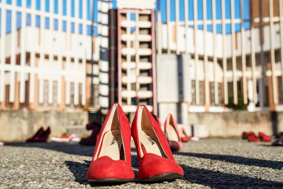 Le scarpe rosse, simbolo della violenza sulle donne e dei femminicidi