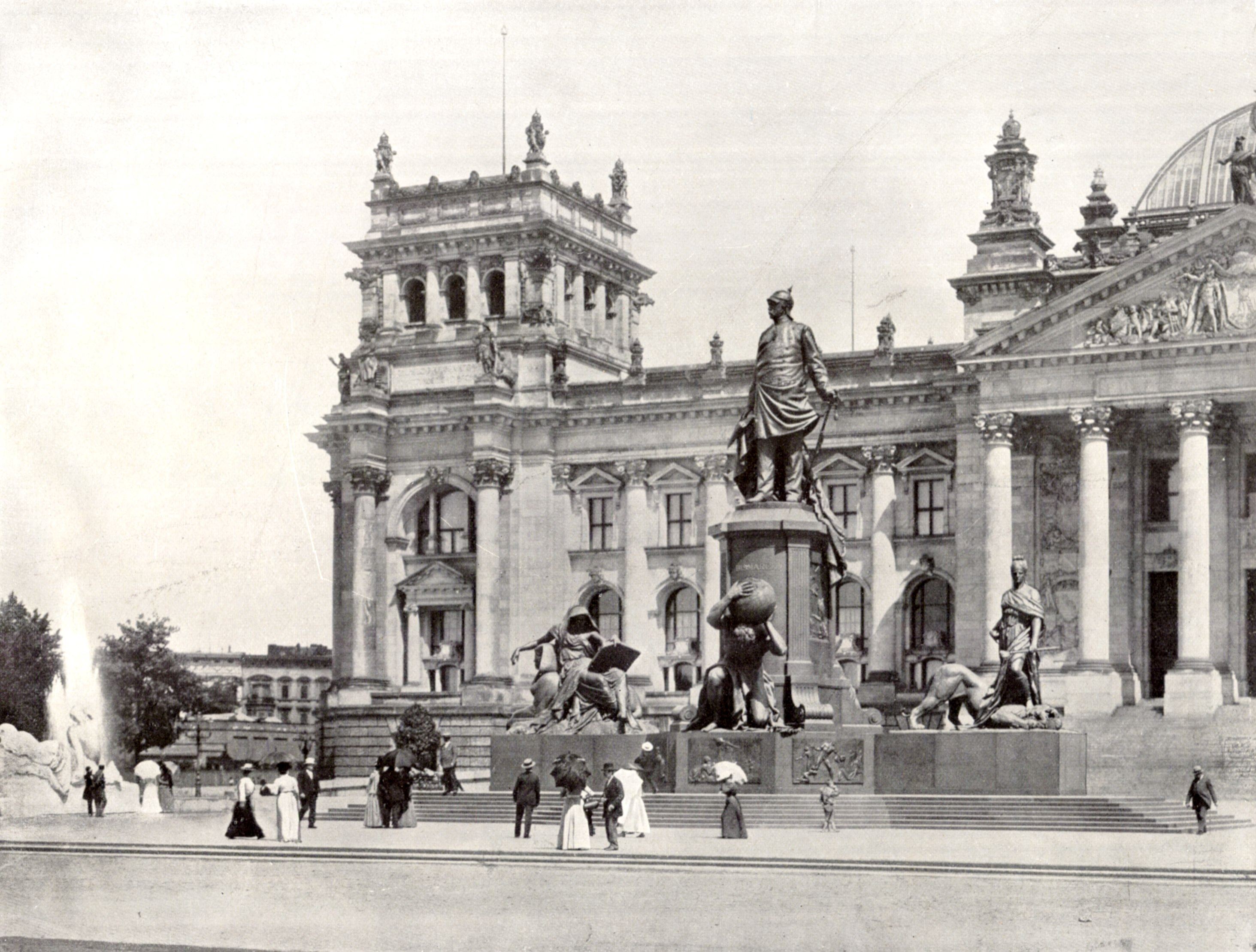 Il monumento nazionale a Bismarck, davanti al Reichstag di Berlino, a inizio Novecento