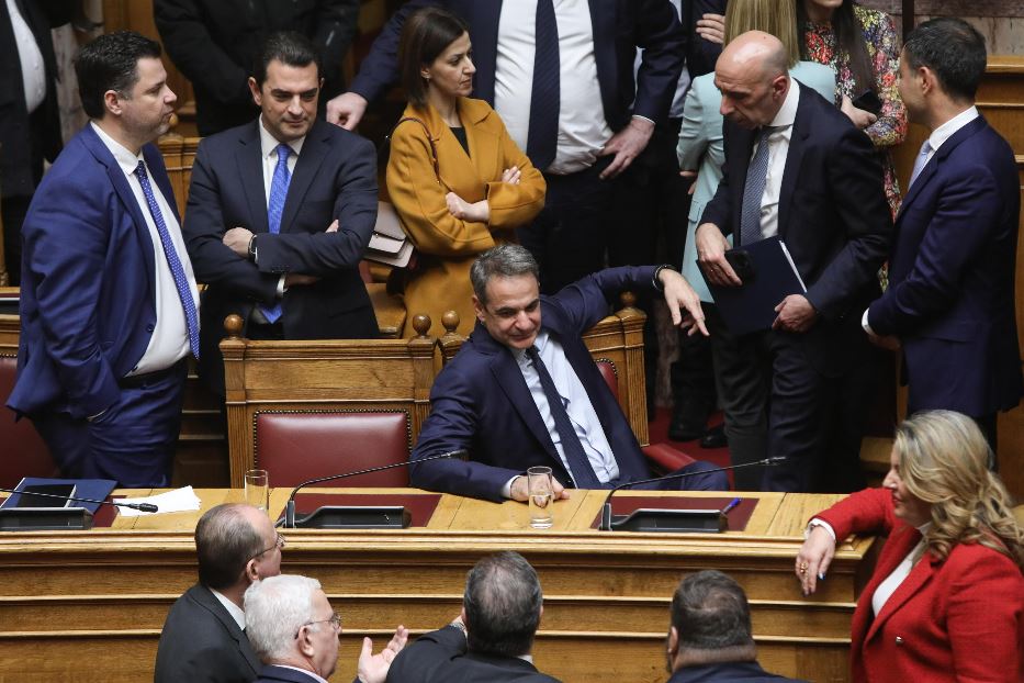 Il premier greco Mitsotakis in Parlamento accoglie l'esito della votazione sui matrimoni gay